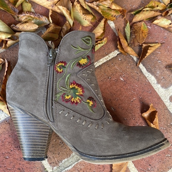 MIA Melrose western style embroidered booties, size 6 - Picture 5 of 8